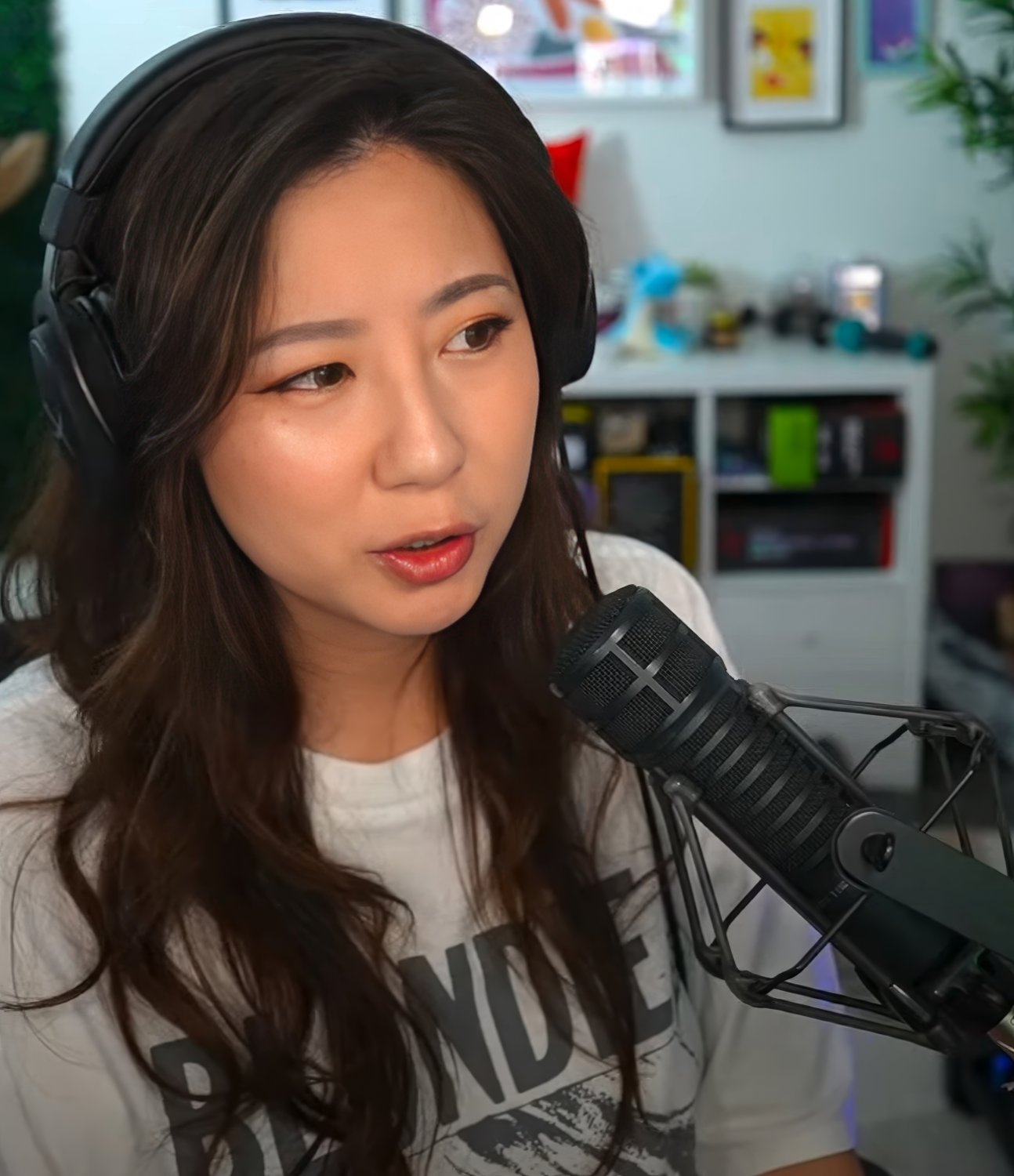 Fuslie #DEkzhUEE